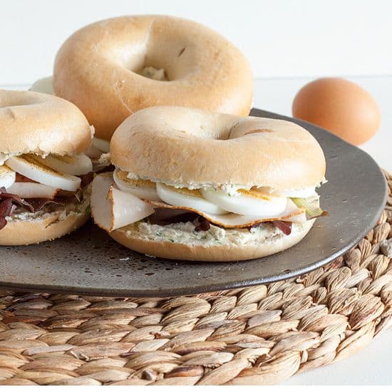 Bagel met roomkaas, ei en gerookte kalkoen