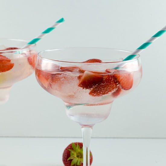 Gin tonic met aardbeien en limoen