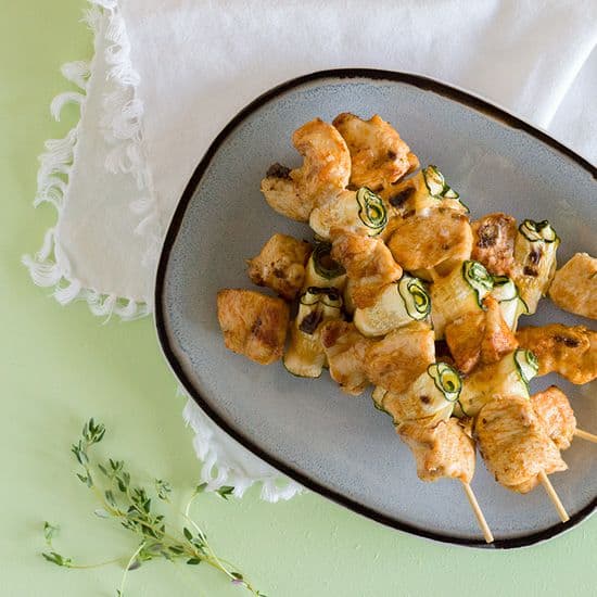 Kip en courgette spies van de barbecue