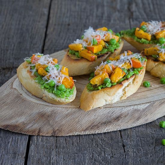 Bruschetta met pompoen en erwtjes