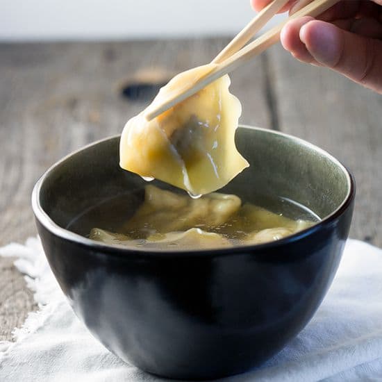 Wontons in kruidige kippenbouillon