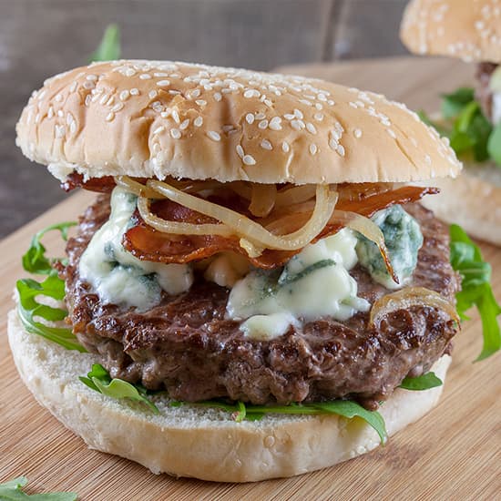 Hamburgers met blauwe kaas en spek