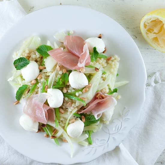 Salade met parelcouscous, mozzarella en venkel
