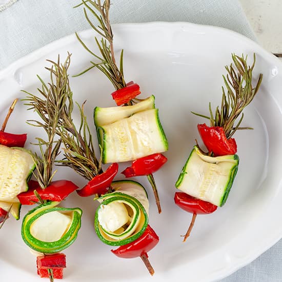 Groenten spiesjes met feta en rozemarijn van de bbq