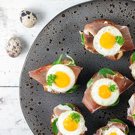 Bruschetta met ham en kwarteleitjes