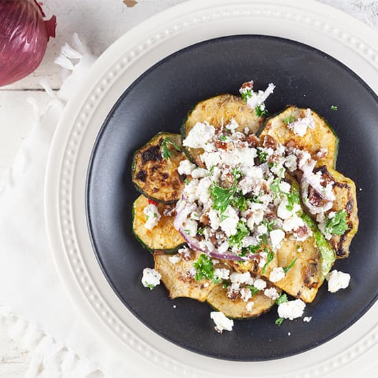 Gemarineerde courgette van de barbecue