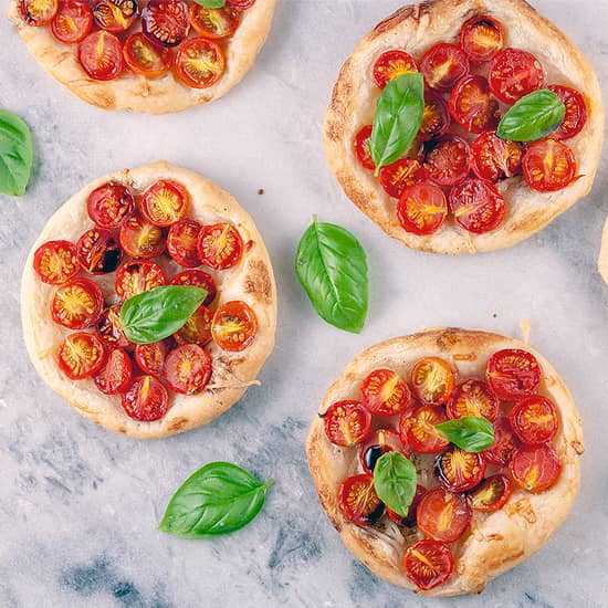 Hartige taartjes met cherry tomaatjes